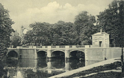 2276 Gezicht op de Tolsteegbrug over de Stadsbuitengracht te Utrecht; links de Bijlhouwerbrug.